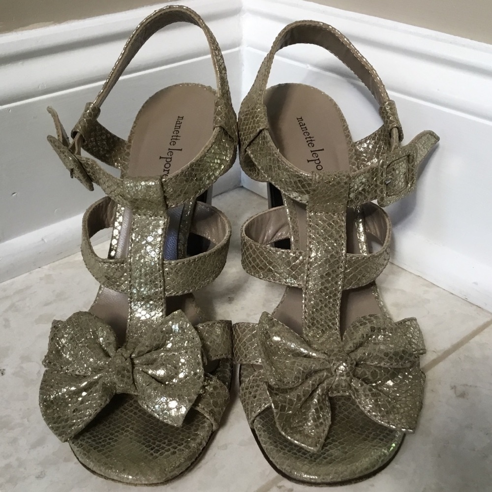 $350 NANETTE LEPORE gold Bow block Sandal/Heel 8.5